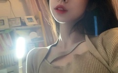 胸前两个球球图片